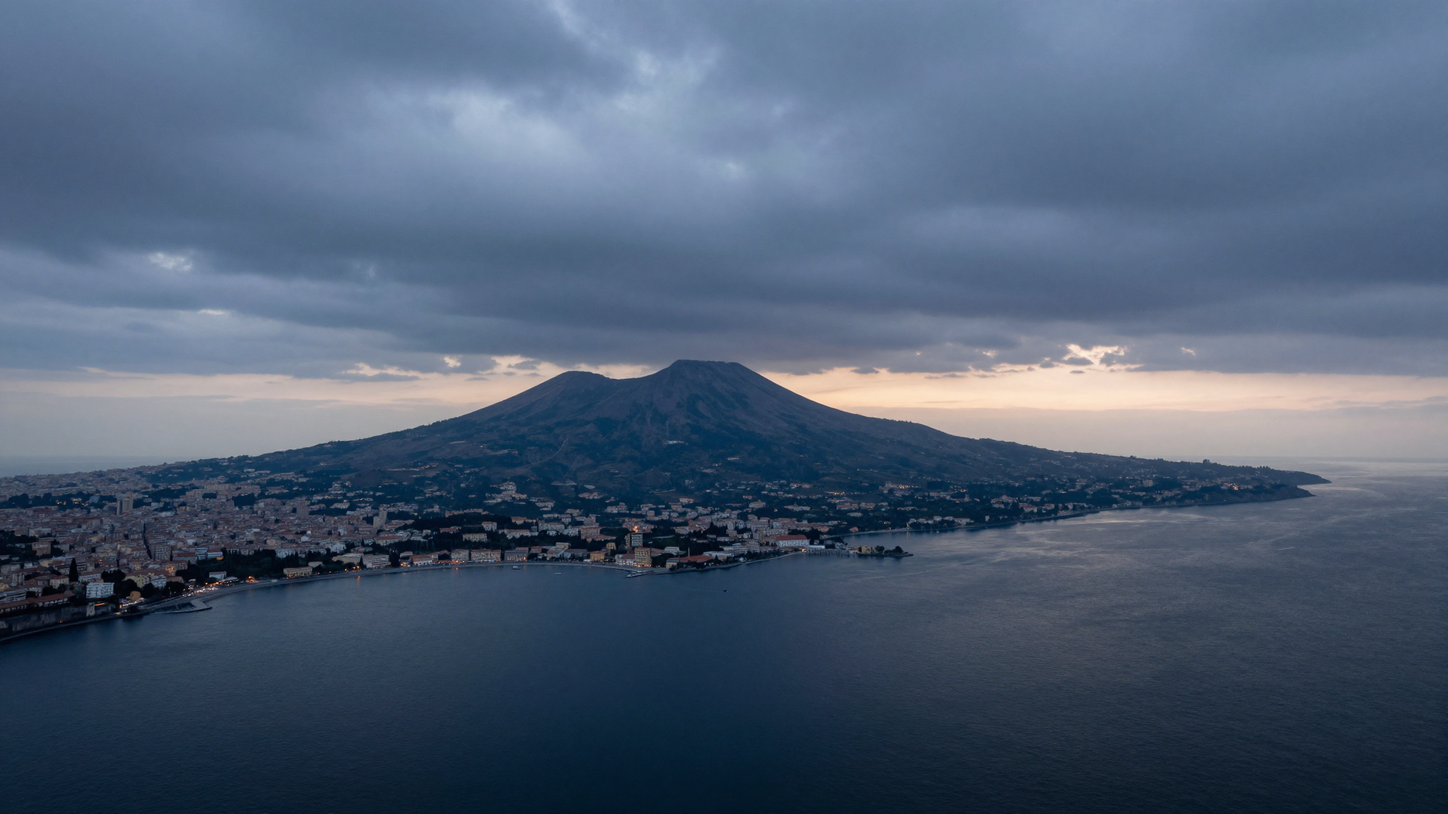 Meteo Campania oggi: coperto, 20-28°C, vento moderato