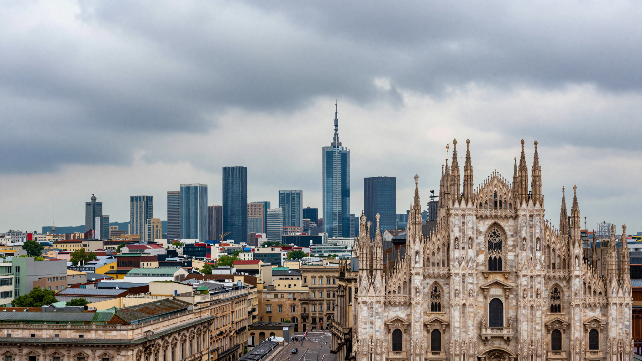 Meteo Lombardia oggi: coperto, 21-33°C, rischio temporali